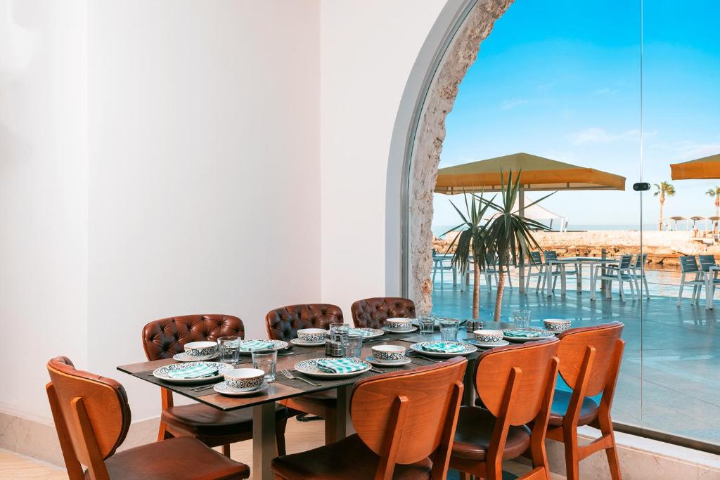 Elegant dining area at Pickalbatros Citadel Resort with sea view.