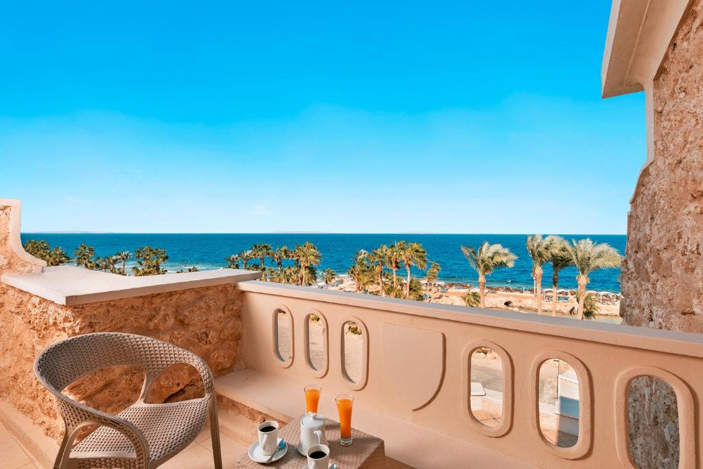 Skats uz jūru no Pickalbatros Citadel Resort balkona ar dzērieniem.