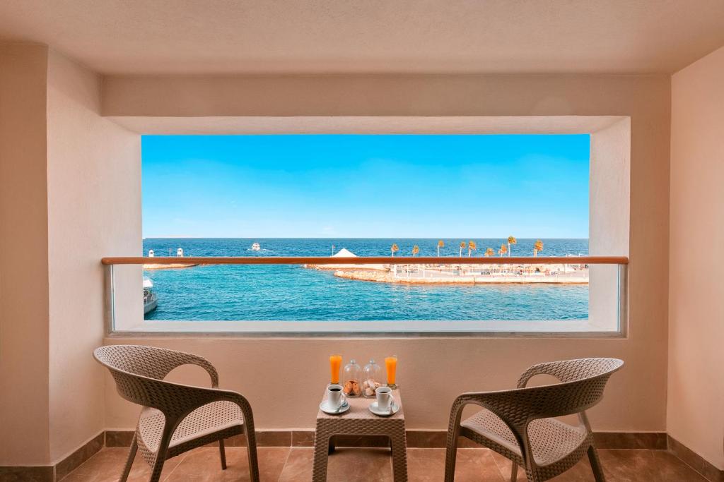 Skats no Pickalbatros Citadel Resort numura uz piekrasti un jūru.