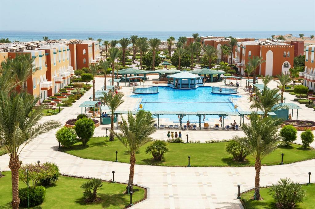Sunrise Garden Beach Resort baseins, apkārtne un palmas piekrastē