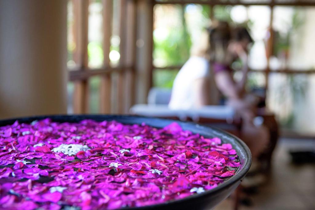 Hilton Mauritius Resort & Spa relaksācijas zona ar ziedu dekoru.