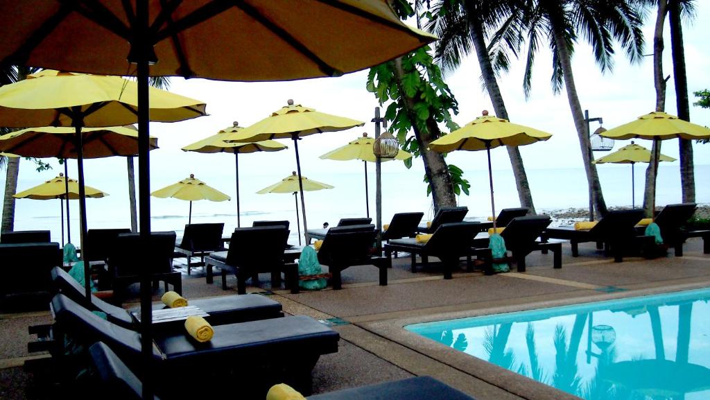 Atpūtas zona ar saulessargiem un šezlongiem pie Banpu Koh Chang viesnīcas