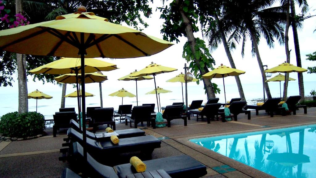Sauļošanās vietas ar dzeltenām saulessargiem pie Banpu Koh Chang