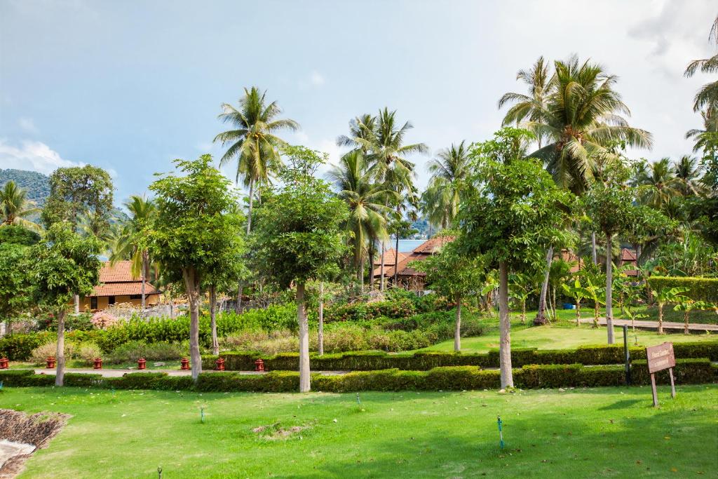 Zaļš dārzs ar palmām pie The Aiyapura Koh Chang Resort