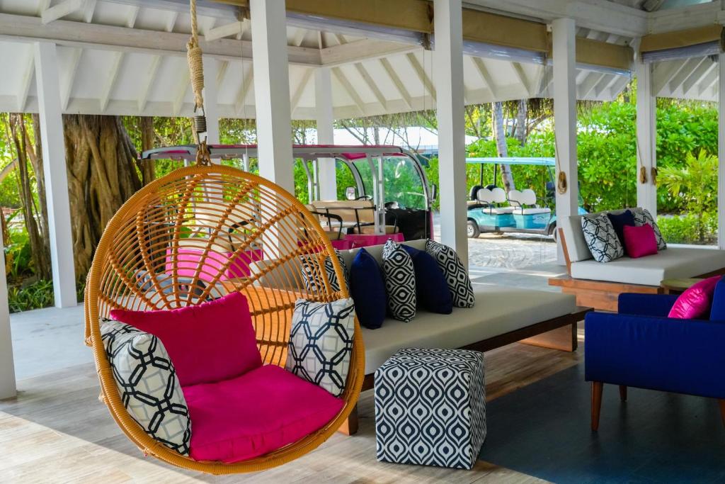 Atpūtas zona ar šūpuļtīklu Ifuru Island Maldives viesnīcā.