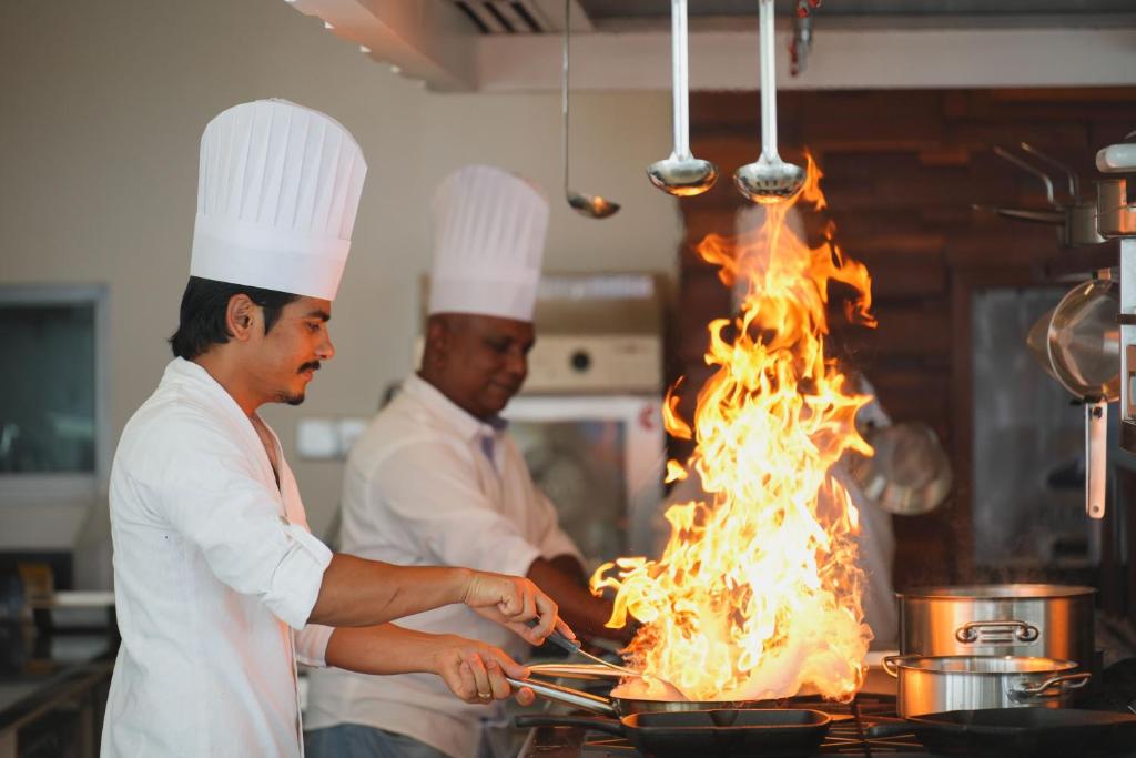 Pavāri gatavo ēdienu Ifuru Island Maldives restorānā.
