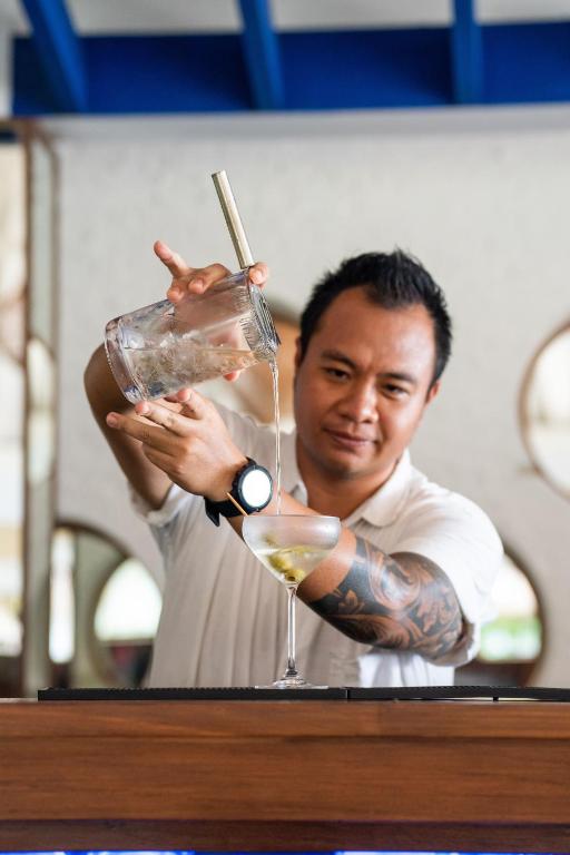 Bārmenis gatavo kokteili Ifuru Island Maldives viesnīcā.