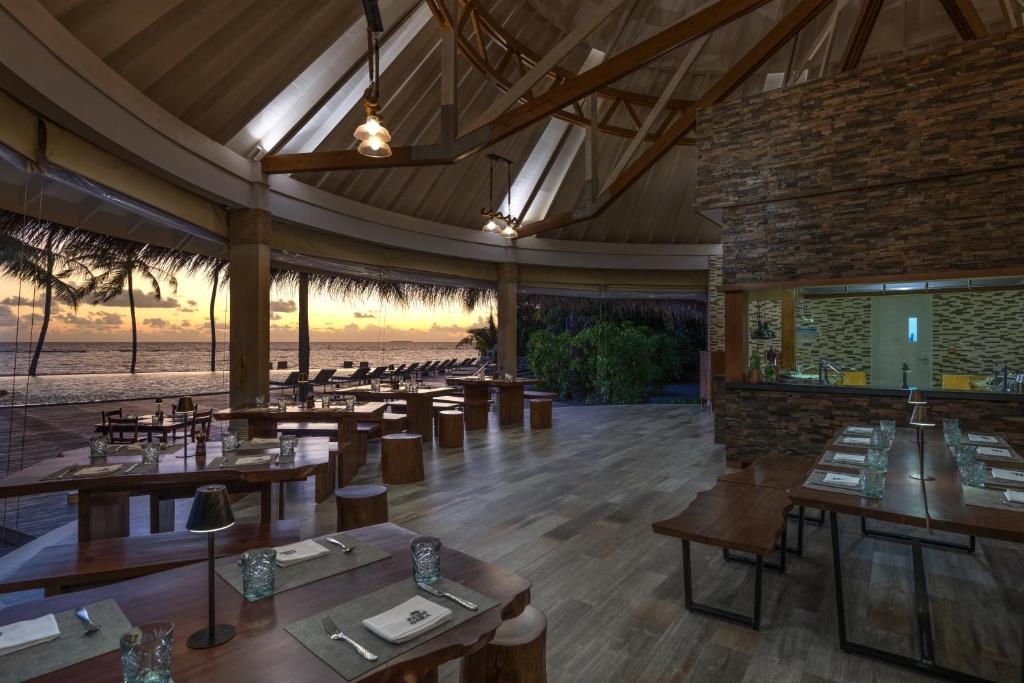 Ifuru Island Maldives restorāns ar skatu uz okeānu saulrietā