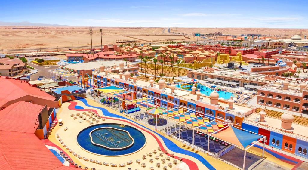 Skats uz Pickalbatros Jungle Aqua Park ar krāsainām struktūrām un peldbaseiniem.