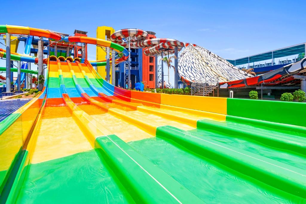 Krāsainie ūdens slidkalniņi pie Pickalbatros Jungle Aqua Park