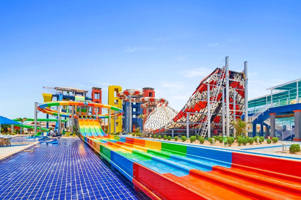 Ūdens slidkalniņi un atrakcijas pie Pickalbatros Jungle Aqua Park