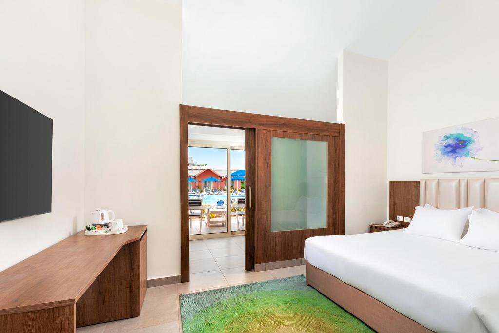 Numurs ar skatu uz baseinu viesnīcā Pickalbatros Jungle Aqua Park