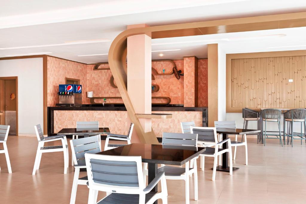 Viesnīcas Albatros Aqua Blu Resort moderns bārs ar ērtām mēbelēm