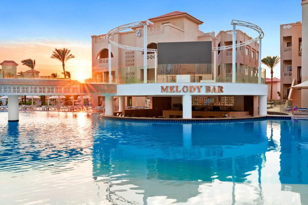 Albatros Aqua Blu Resort baseins ar Melody bāru pie saulrieta