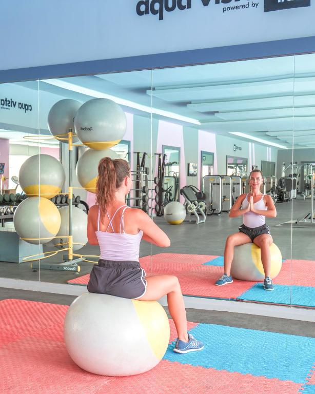 Sieviete vingro sporta zālē Albatros Aqua Blu Resort uz bumbu