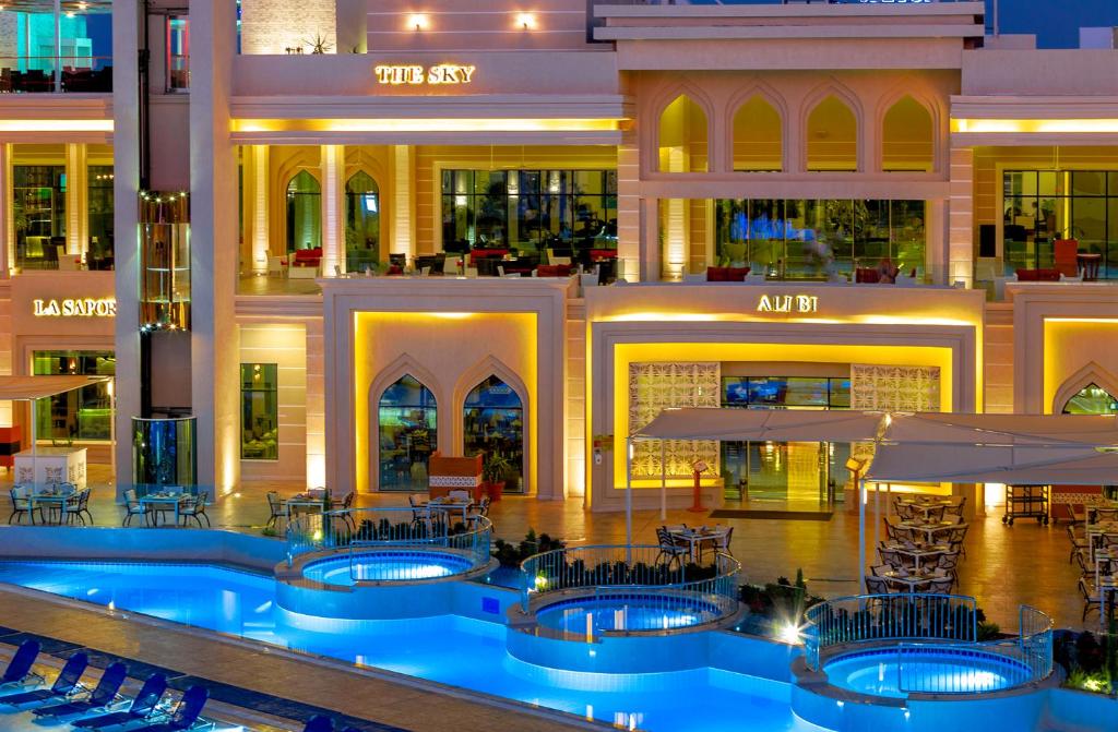 Albatros Aqua Blu Resort ēkas fasāde ar restorāniem un baseinu