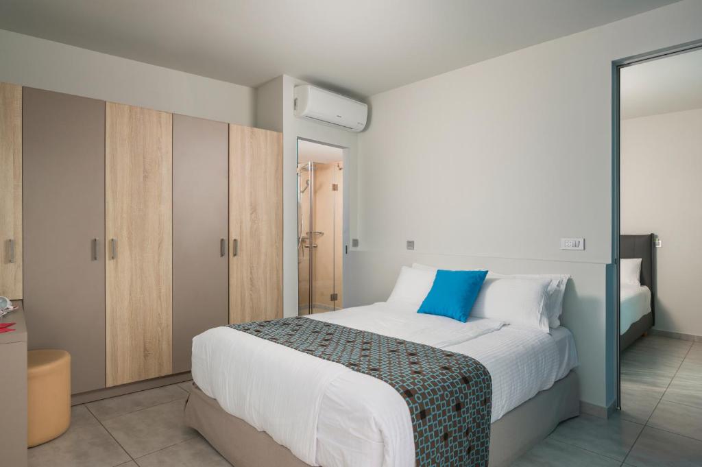 Mūsdienīgs viesnīcas numurs ar divguļamo gultu, skapjiem un vannas istabu. Interjers ir gaišs un ērti iekārtots, radot patīkamu atmosfēru.