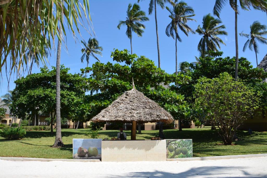 Neptune Pwani Beach Resort & Spa piedāvā tropisku dārzu skatu.