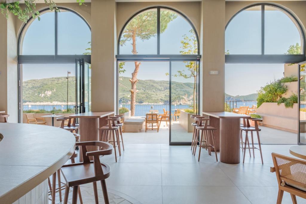 Mūsdienīgs interjers ar plašiem logiem, caur kuriem redzams skats uz kalniem un ūdeni. Telpā ir koka mēbeles un gaišas krāsas akcenti, radot patīkamu atmosfēru.