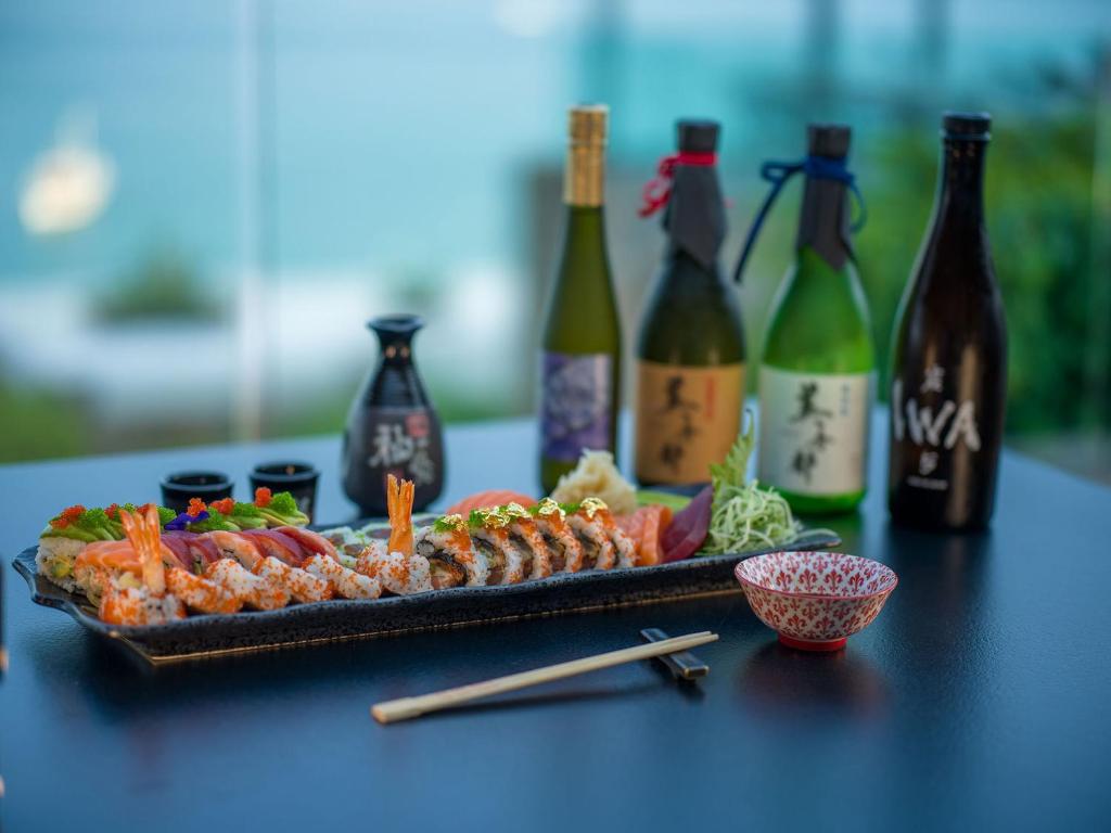 Sushi un sake kolekcija pie Royal Marmin Bay Boutique & Art Hotel