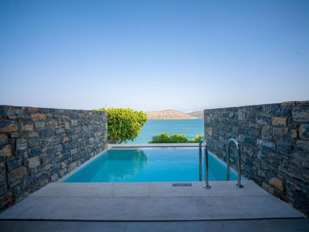 Royal Marmin Bay Boutique & Art Hotel privāts baseins ar skatu uz piekrasti