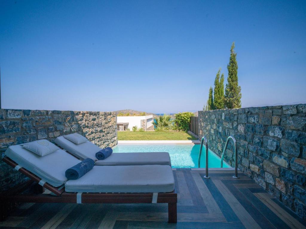 Atpūtas krēsli pie privāta baseina Royal Marmin Bay Boutique & Art Hotel