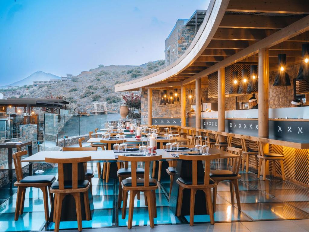 Moderns restorāns ar panorāmas skatu pie Royal Marmin Bay Boutique & Art Hotel