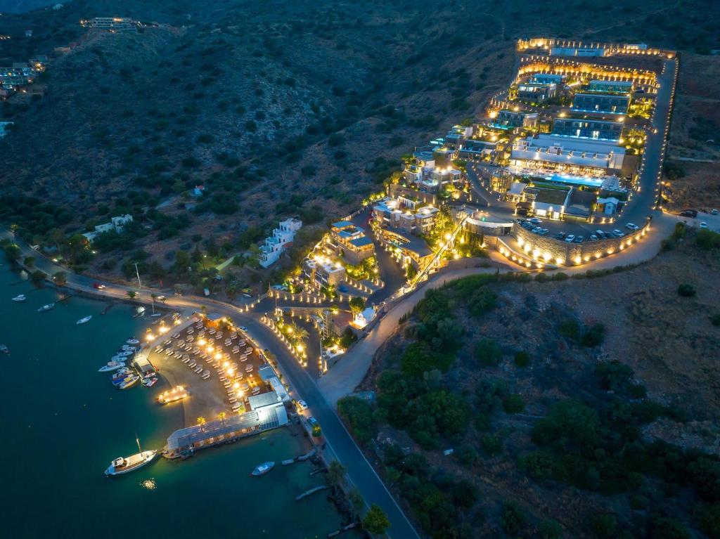 Royal Marmin Bay Boutique & Art Hotel gaismas pilna nakts ainava piekrastē