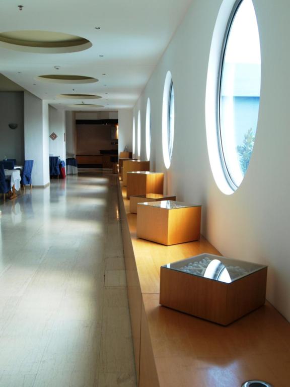 Mūsdienīgs interjers viesnīcā Calypso Beach ar apgaismotām kastes