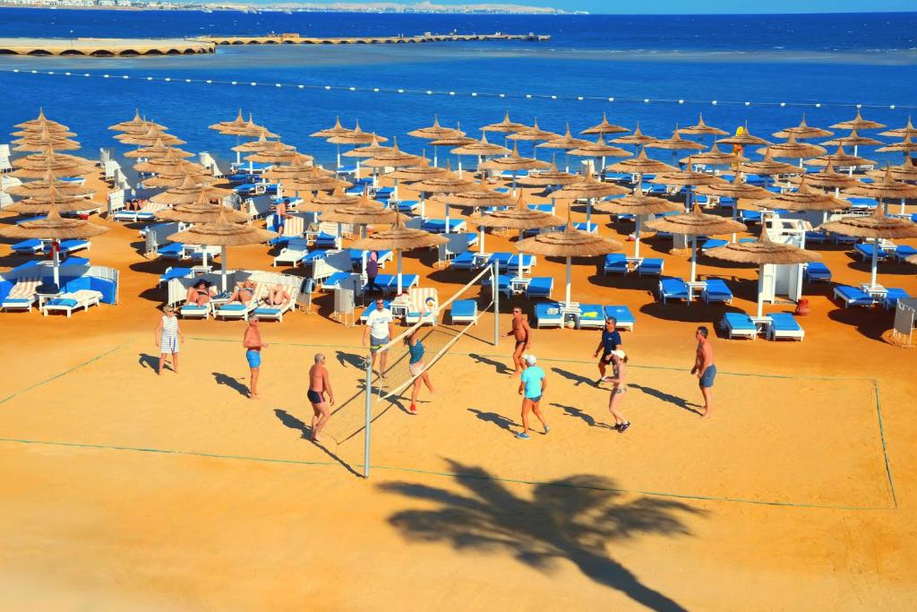 Volejbola spēle pludmalē pie Pickalbatros Dana Beach Resort