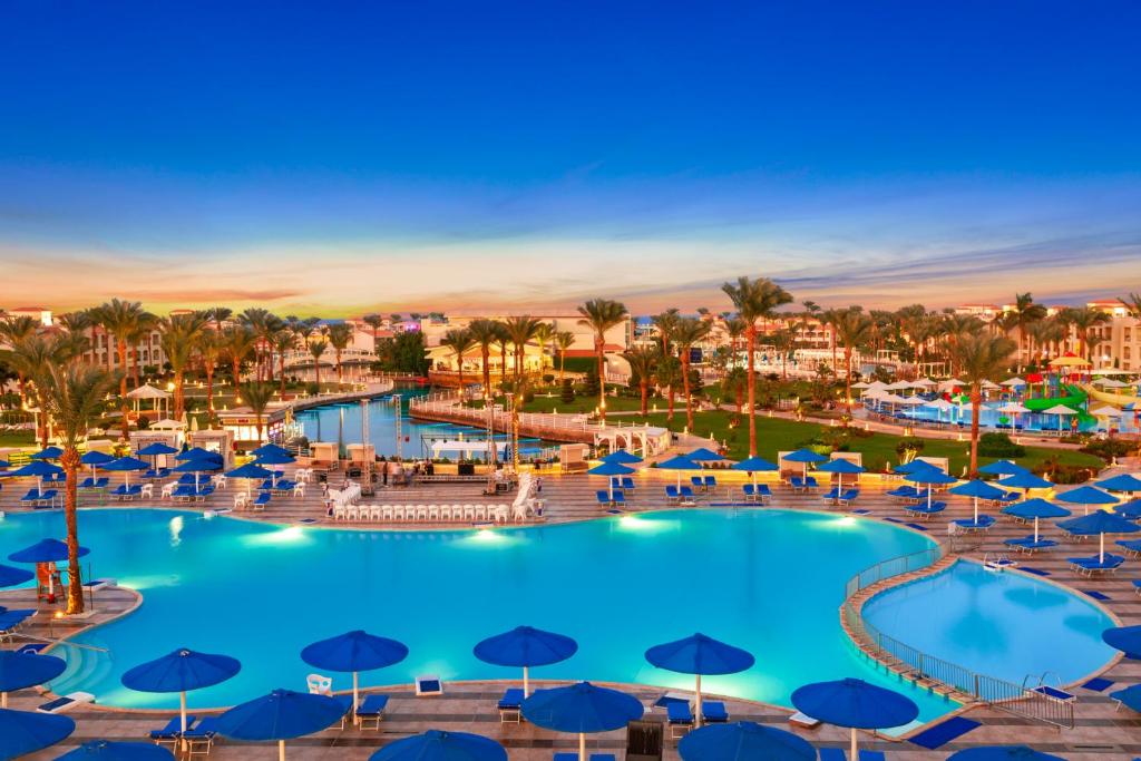 Skats uz pievilcīgo baseinu pie viesnīcas Pickalbatros Dana Beach Resort piekrastē.