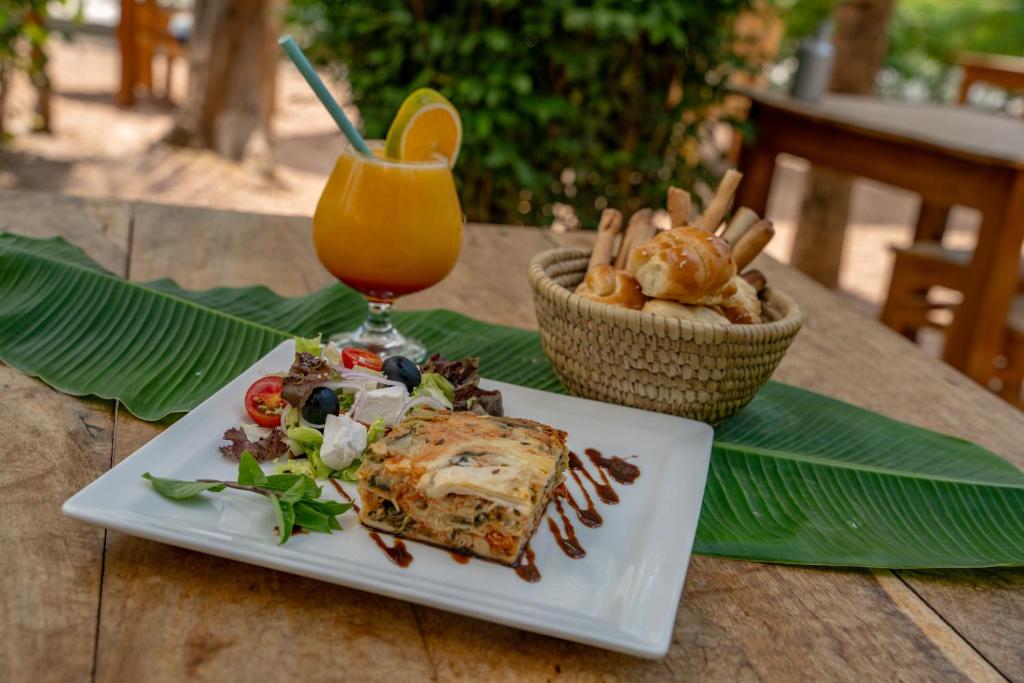 Vakariņas pie Michamvi Sunset Bay – gardēžu baudījums.