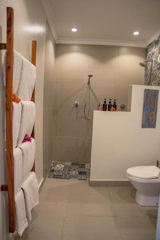 Moderns vannas istabas dizains viesnīcā Michamvi Sunset Bay