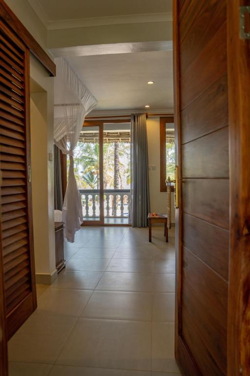 Skats uz numuru ar balkonu viesnīcā Michamvi Sunset Bay.