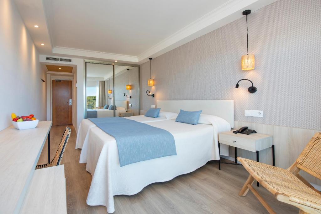 Mūsdienīgs viesnīcas numurs ar divām gultām, gaišu interjeru un dabīgu apgaismojumu. Numurā ir rakstāmgalds, telefons un eleganti gaismas ķermeņi.