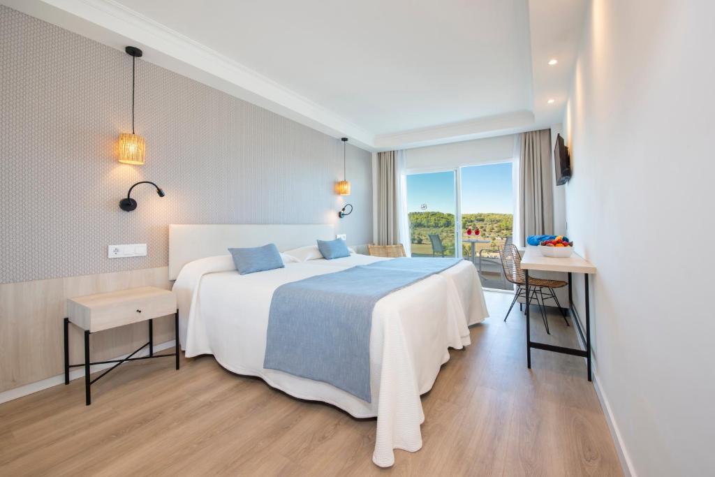 Moderns viesnīcas numurs ar divguļamo gultu, gaišu interjeru un balkonu, no kura paveras skats uz dabu. Numurā ir ērta mēbeles un dekoratīvi apgaismojumi.