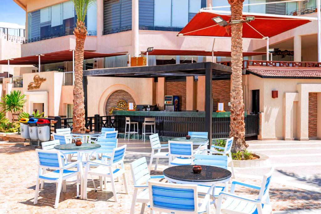 Bārs pie Pickalbatros Royal Albatros Moderna ar āra sēdvietām