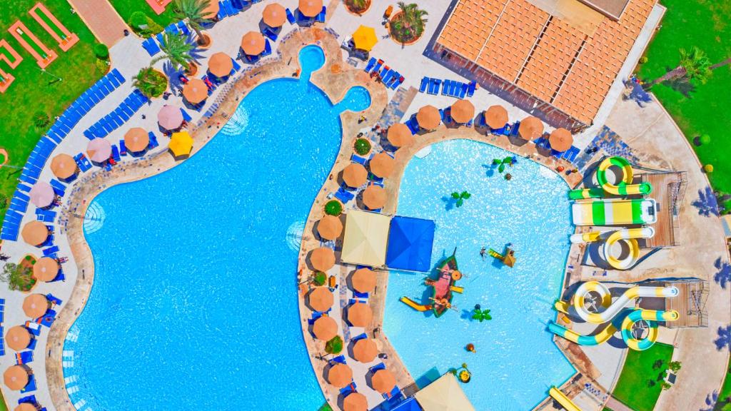 Ainava ar baseiniem un ūdens slidkalniņiem Pickalbatros Royal Albatros Moderna