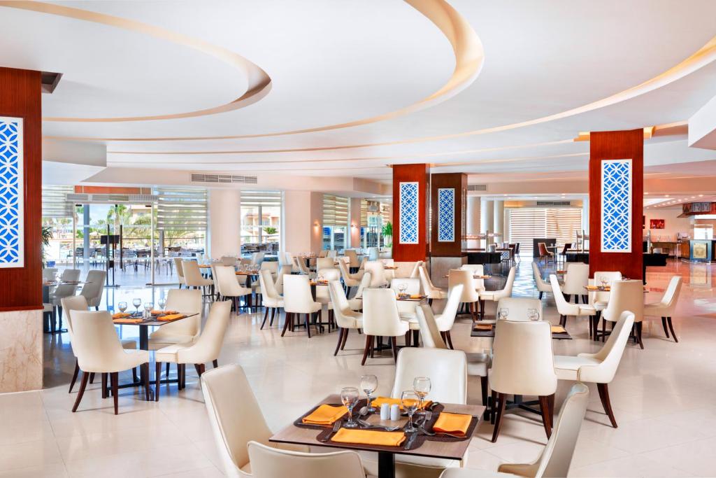 Moderna ēdamzāle viesnīcā Pickalbatros Royal Albatros Moderna ar stilīgām mēbelēm