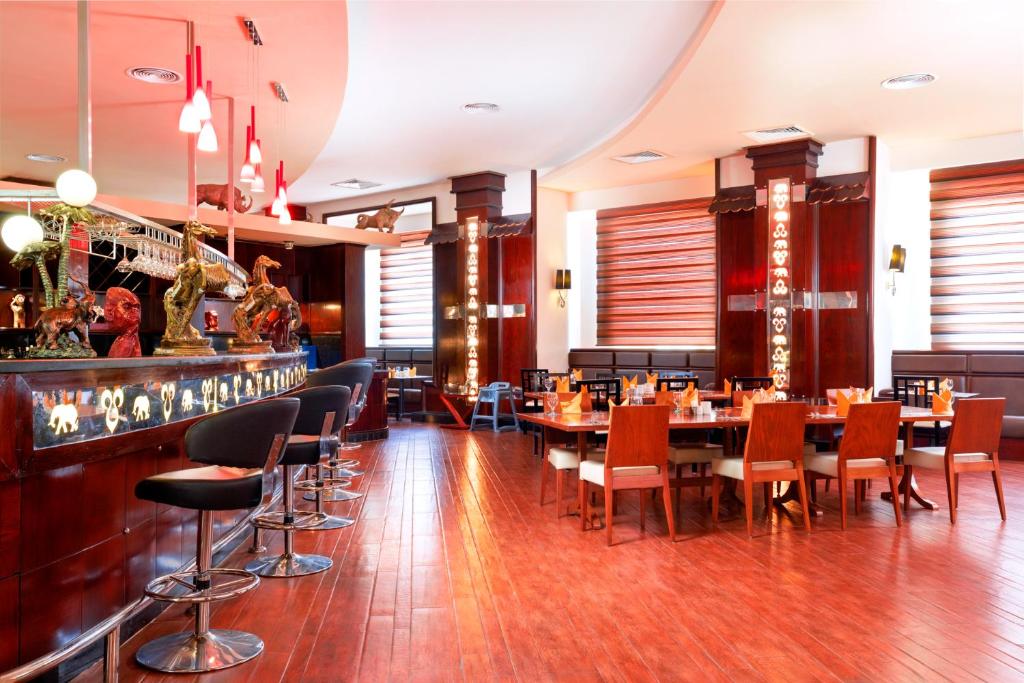 Restorāns ar elegantām mēbelēm un dekoratīvām figūrām, Pickalbatros Royal Albatros Moderna.