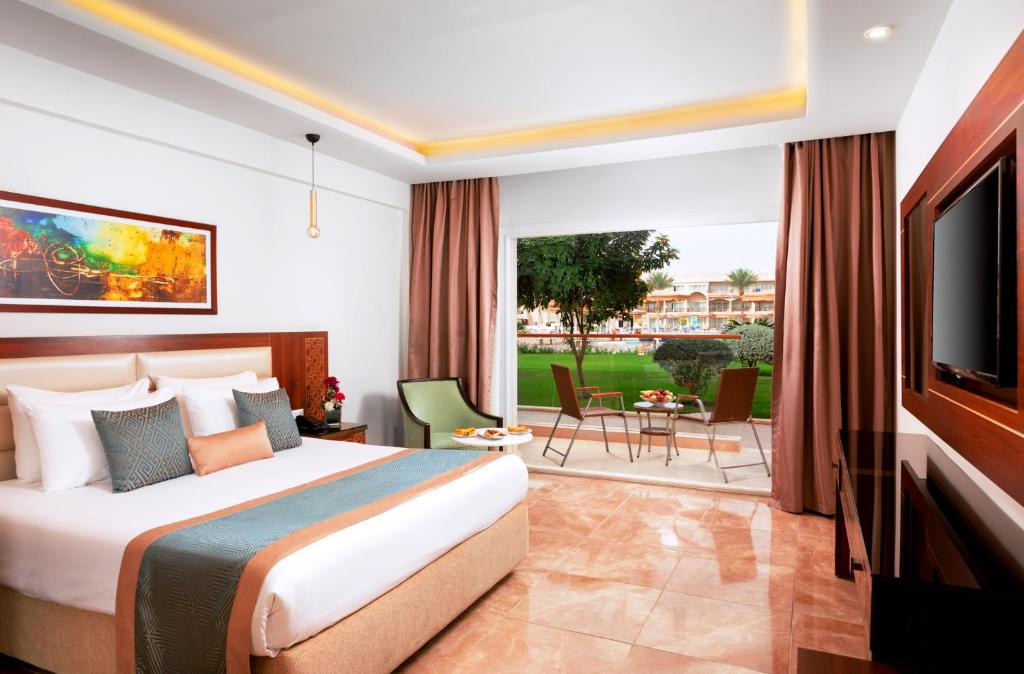 Moderns numurs ar skatu uz dārzu viesnīcā Pickalbatros Royal Albatros Moderna.