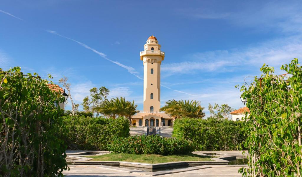 Centara Mirage Resort Mui Ne bāka dārza vidū.