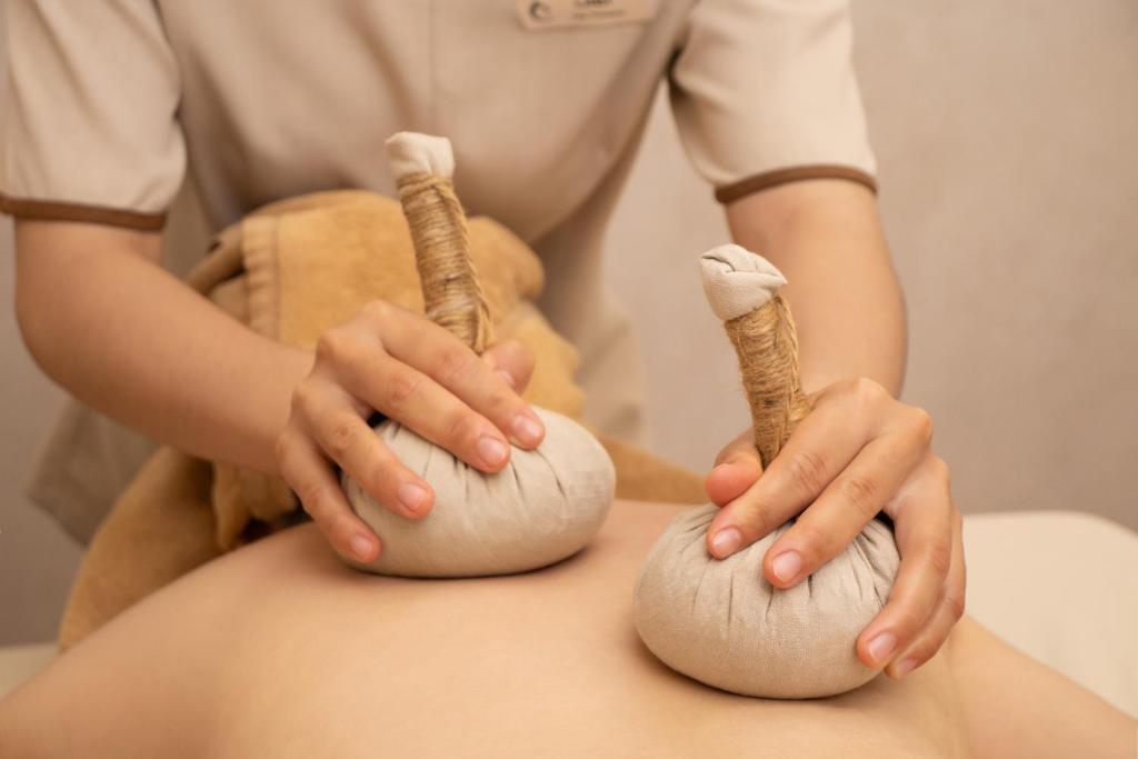 Centara Mirage Resort Mui Ne spa procedūra ar zāļu maisiņiem