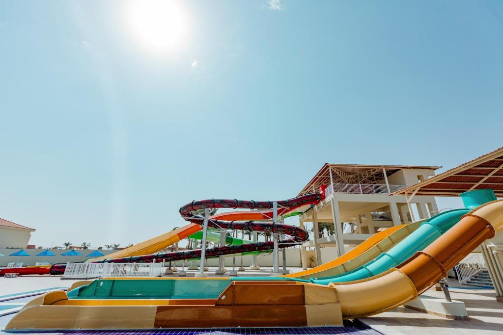 Ūdens slidkalni pie Pickalbatros Dana Beach Resort saulainā dienā.