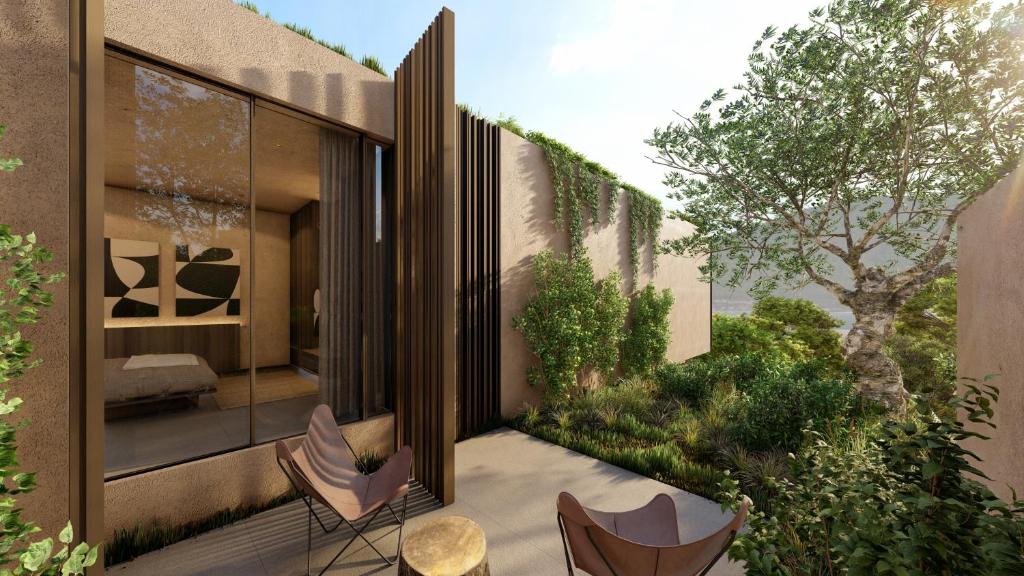 Mūsdienīgs dārzs pie Lujo Hotel Bodrum ar divām krēslu sēdvietām.