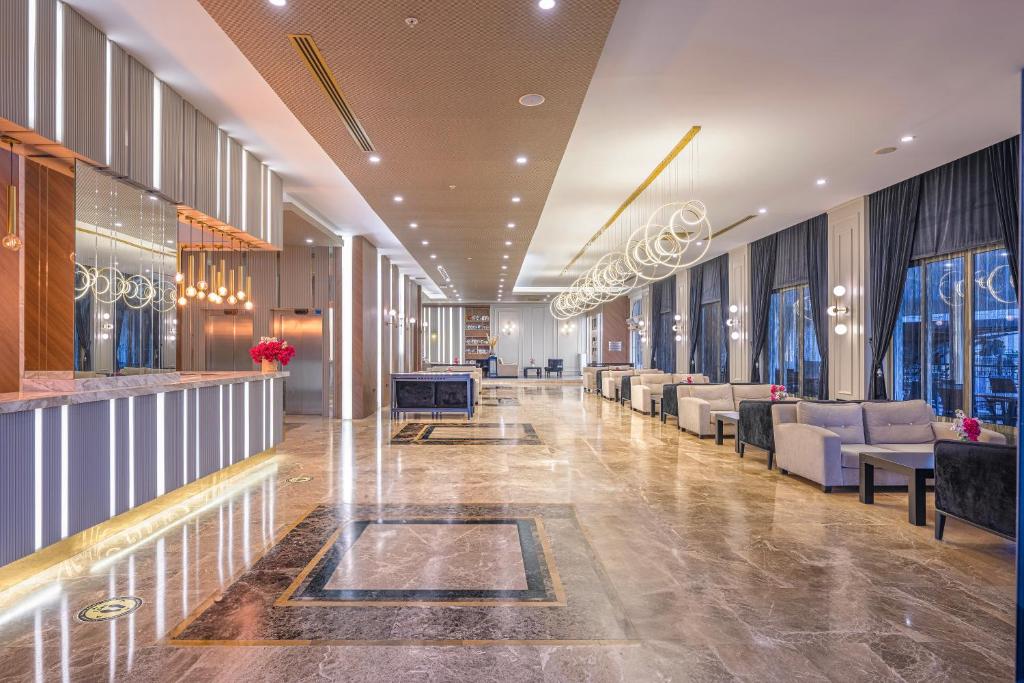Mūsdienīgs un elegants vestibils L'oceanica Beach Resort Hotel ar greznu apdari.