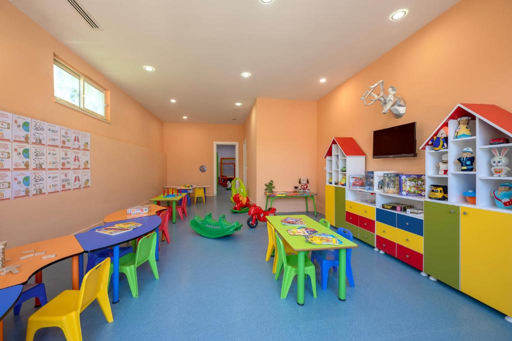 Bērnu rotaļu istaba L'oceanica Beach Resort Hotel ar krāsainām mēbelēm