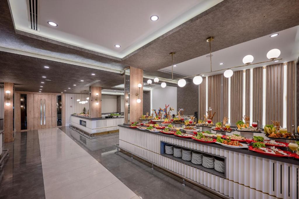 L'oceanica Beach Resort Hotel bufete ar daudzveidīgu ēdienu piedāvājumu