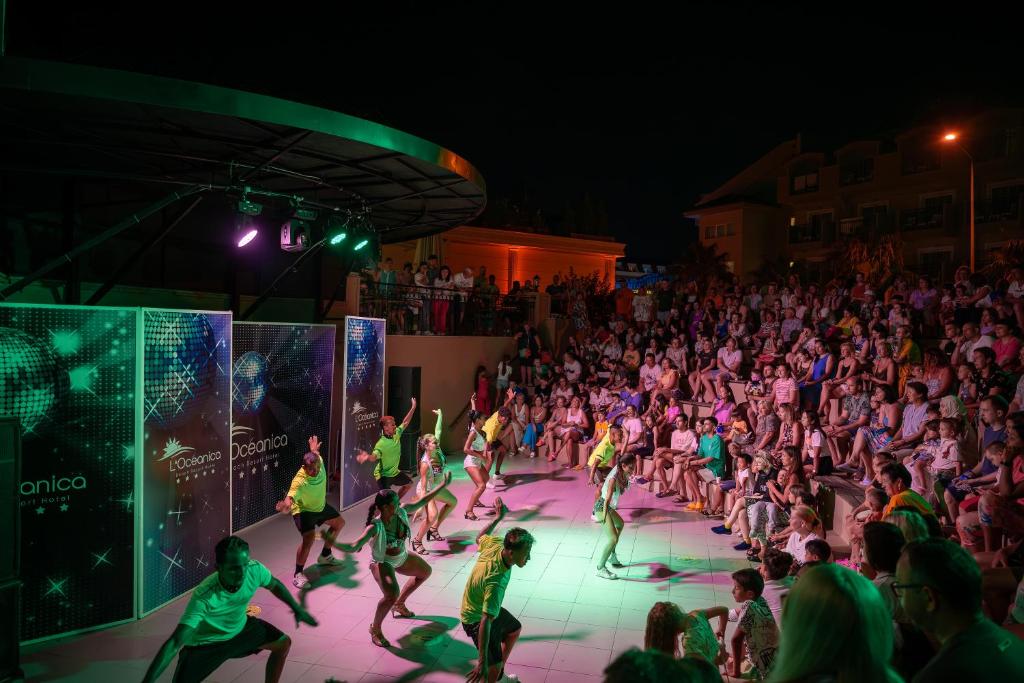 Izklaide pie L'oceanica Beach Resort Hotel ar dejotājiem un skatītājiem
