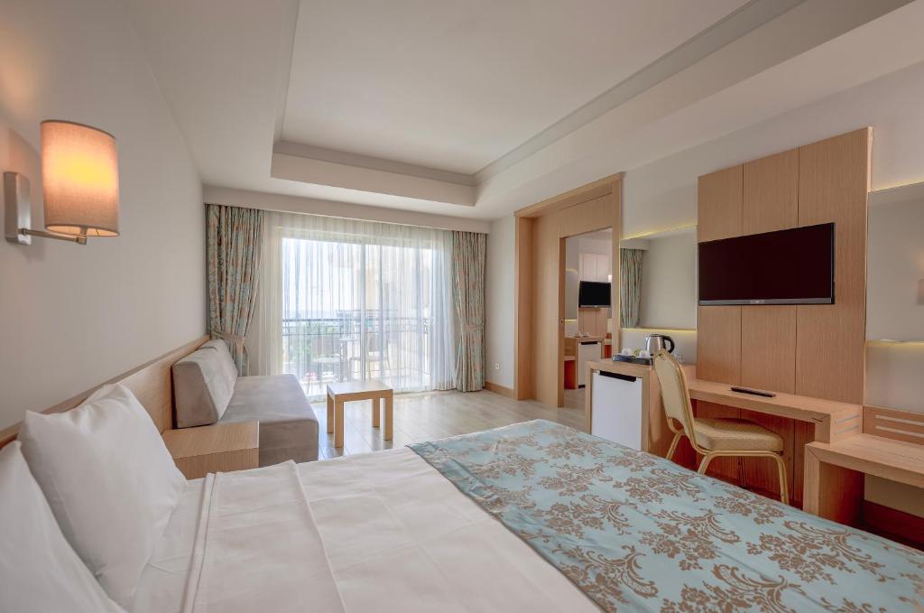 Mūsdienīgs numurs L'oceanica Beach Resort Hotel ar balkonu un ērtām mēbelēm.
